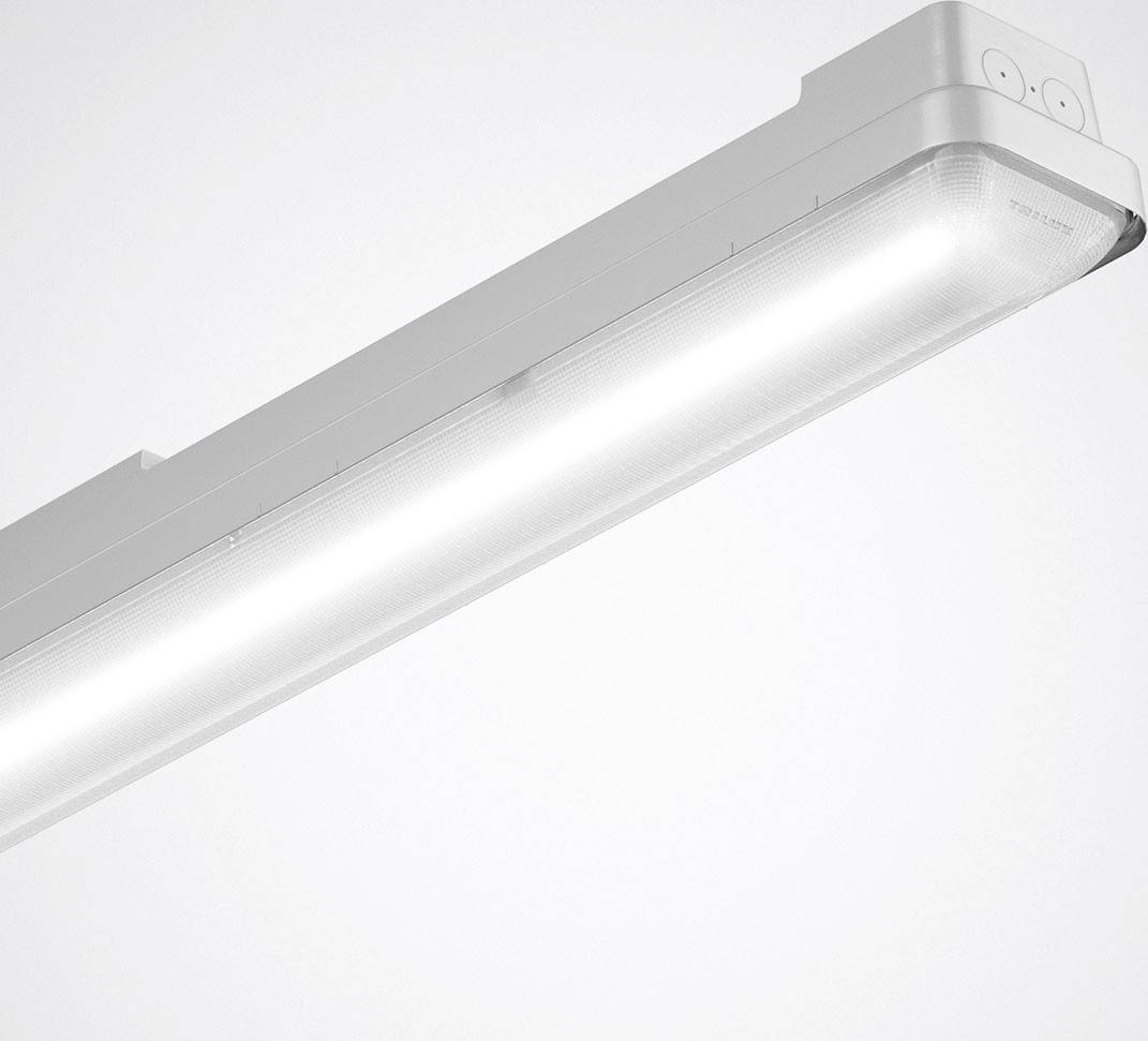 Ein leuchtendes, rechteckiges LED-Deckenlicht mit einem weißen Gehäuse, das in einem modernen Raum montiert ist.