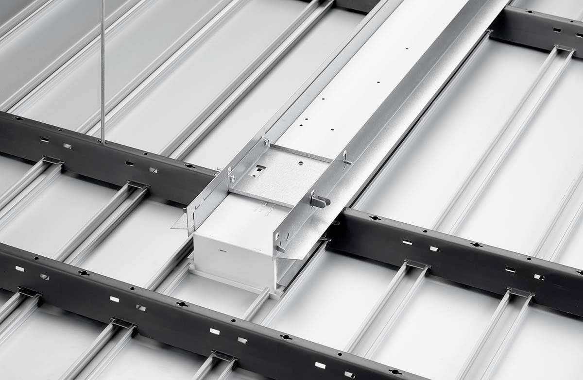 Metallstruktur mit Kabelkanälen für einen abgehängten Deckenaufbau, zeigt die Anordnung und Verbindung der Bauelemente.