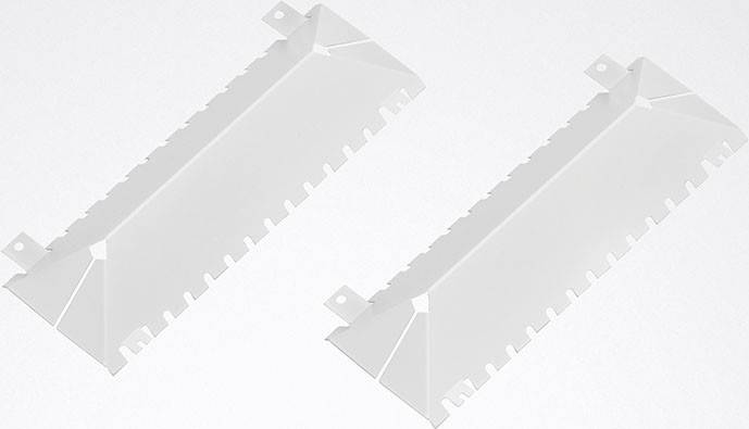 Zwei weiße, rechteckige Kunststoff-Eckstücke mit geraden Kanten und symmetrischen Aussparungen, vor einem weißen Hintergrund.