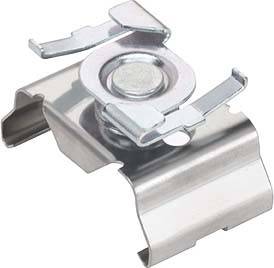 Ein silbernes Metallclip zur Befestigung, bestehend aus einer Basis und beweglicher Halterung, auf weißem Hintergrund.