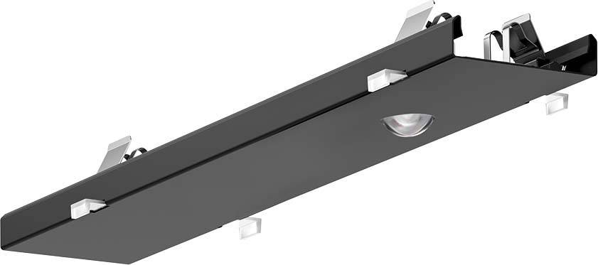 Ein schwarzer Deckenstrahler mit verstellbarem Lichtwinkel, montiert in einem weißen Rahmen. Ideal für gezielte Beleuchtung in modernen Räumen.