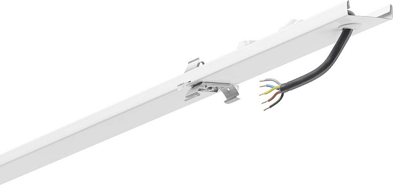 Weiße Kabelschiene mit vier herausragenden Kabeln und einer Halterung zur Befestigung, vor einem neutralen Hintergrund.