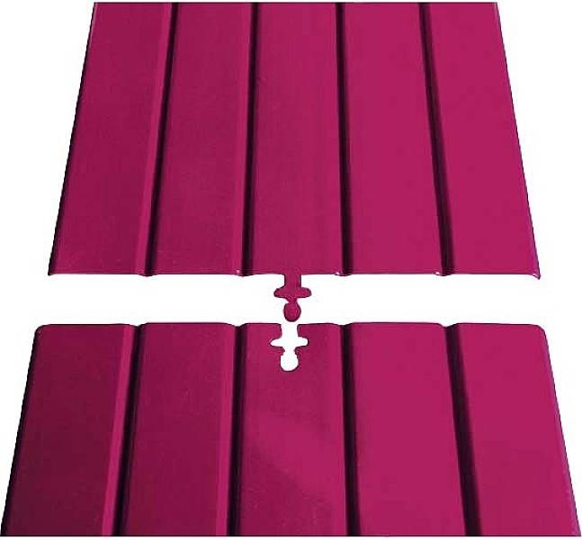 Zwei rote Metallpaneele, die nebeneinander liegen, mit einem Stecksystem, das die Verbindung zwischen ihnen verdeutlicht.