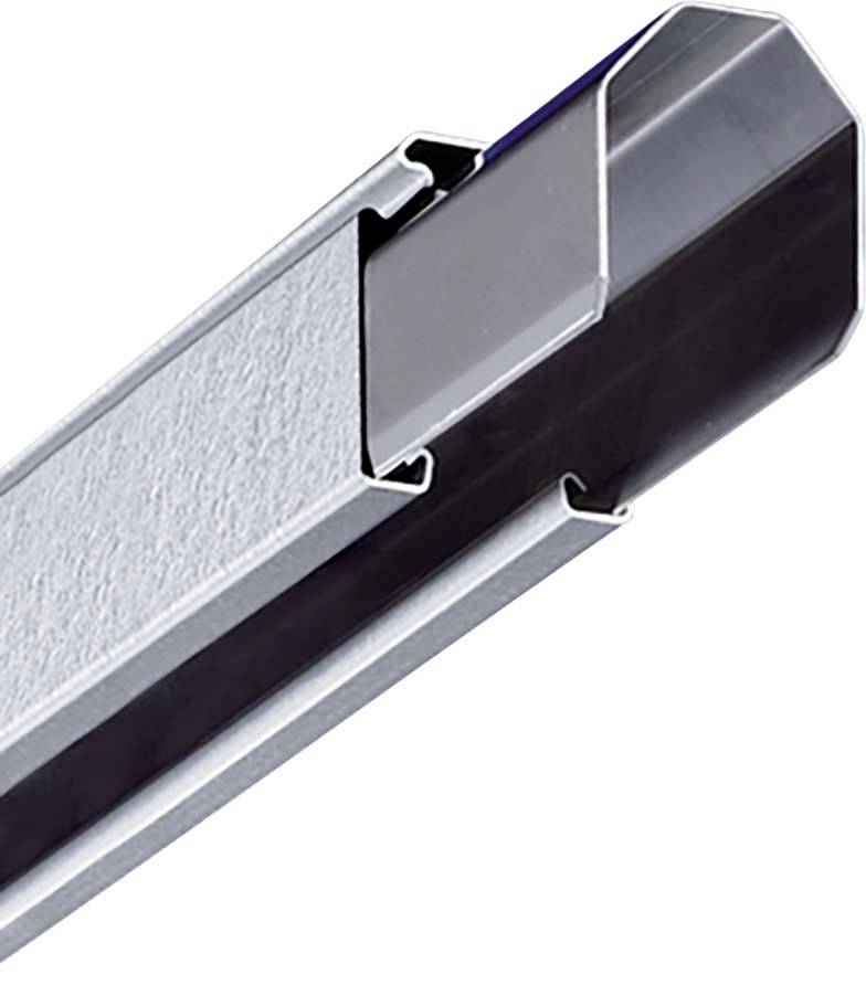 Ein silbernes Metallprofil, das in L-Form gebogen ist. Es hat eine strukturierte Oberfläche und dient als Kantenschutz oder Abschlussleiste.