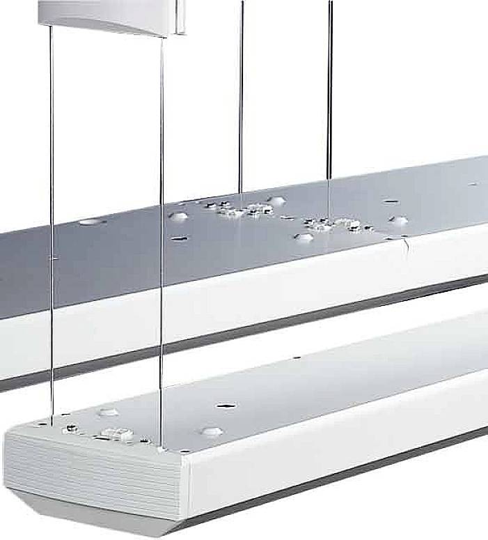 Zwei längliche, hängende Leuchten mit schlankem Design, montiert mit dünnen Drähten. Sie sind modern und minimalistisch gestaltet.