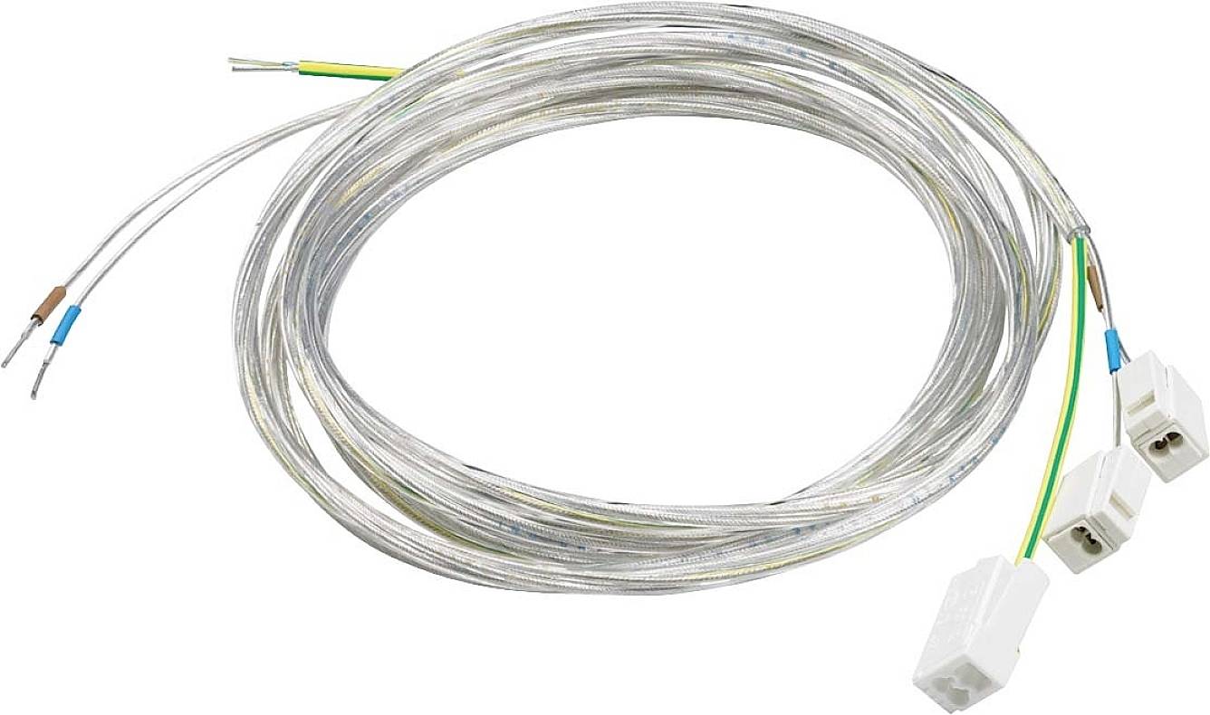 Ein langes, gewundenes Stromkabel mit mehreren Litzen und einem weißen Stecker am Ende, geeignet für elektrische Verbindungen.