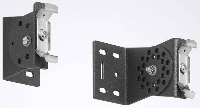 Zwei Metallhalterungen für Solarmodule: links eine silberne Klammer, rechts ein schwarzes Eckstück mit mehreren Schraubenlöchern.