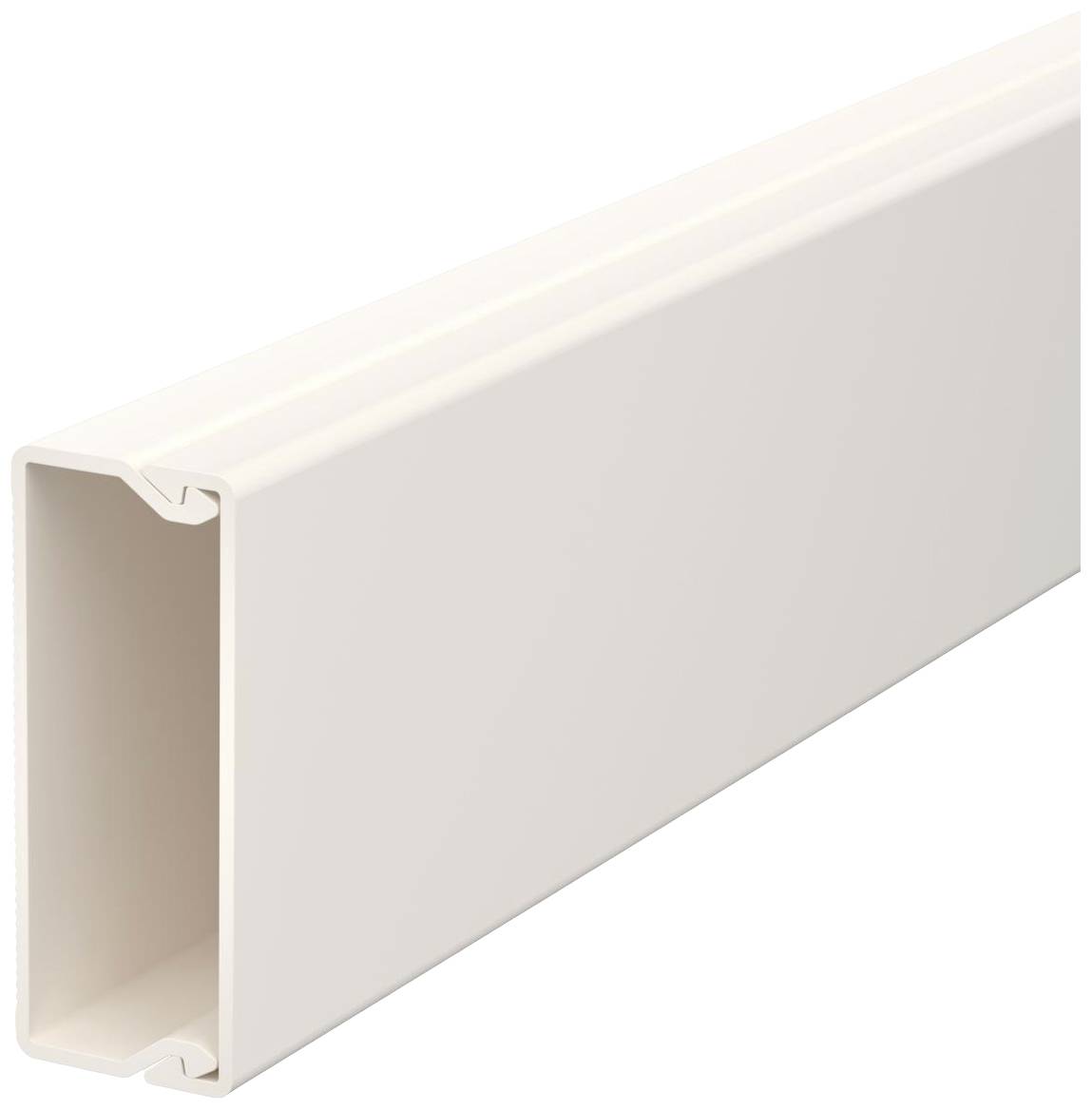 Ein quadratischer, weißer Kabelkanal zeigt seine Öffnung. Er ist glatt, aus Kunststoff und dient zur Kabelverlegung in Innenräumen.