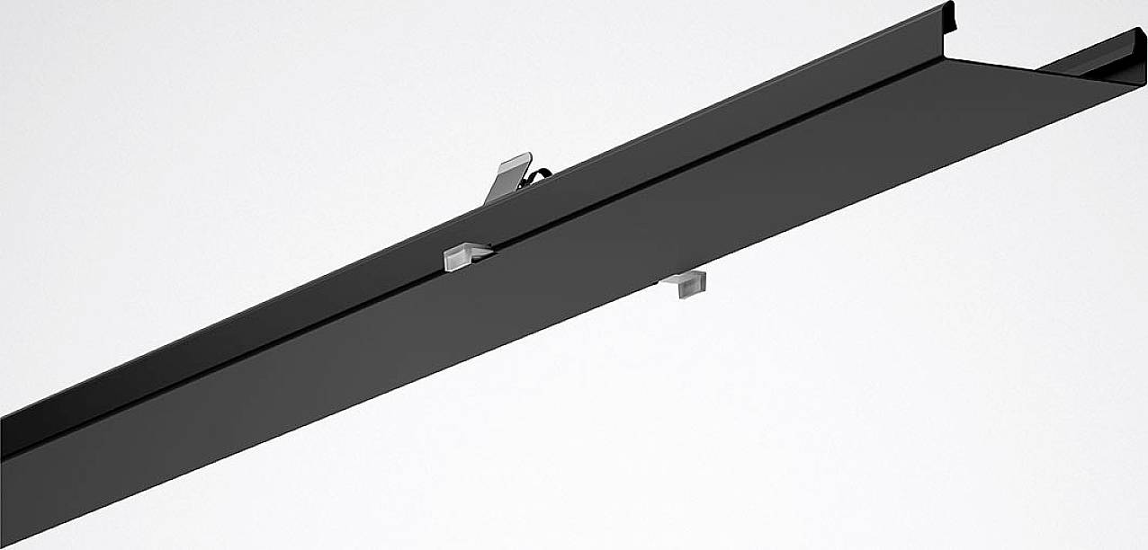 Ein schwarzes Aluminiumschienenprofil mit Aufhängungselementen zur Deckenmontage von Beleuchtungskörpern. Minimalistisches Design.