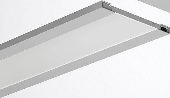 Längliche, silberne Deckenleuchte mit modernem Design, hängt flach unter der Decke.