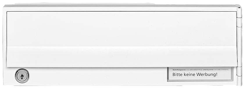 Weißer Briefkasten mit Aufschrift 'Bitte keine Werbung!' in einem Fenster unter dem Schlitz. Ein kleines Schloss befindet sich unten links.