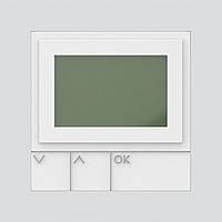 Ein weißes Wandthermostat mit kleinem Bildschirm und drei Tasten darunter: 'Abwärts', 'Aufwärts' und 'OK'.
