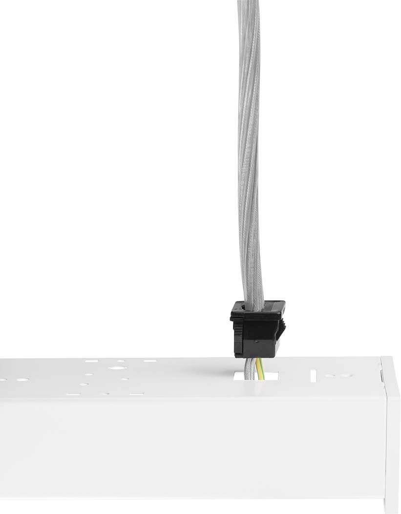Ein weißes Metallgehäuse, aus dem ein graues Kabel nach oben führt, mit einer schwarzen Halterung am Austrittspunkt des Kabels.