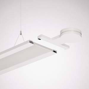 Hängende rechteckige Deckenleuchte in modernem Design, befestigt durch ein Kabel, vor neutralem Hintergrund.