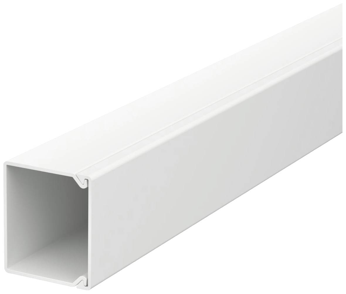 Ein weißer rechteckiger Kabelkanal aus Plastik, der zur ordentlichen Verlegung von Kabeln genutzt wird.