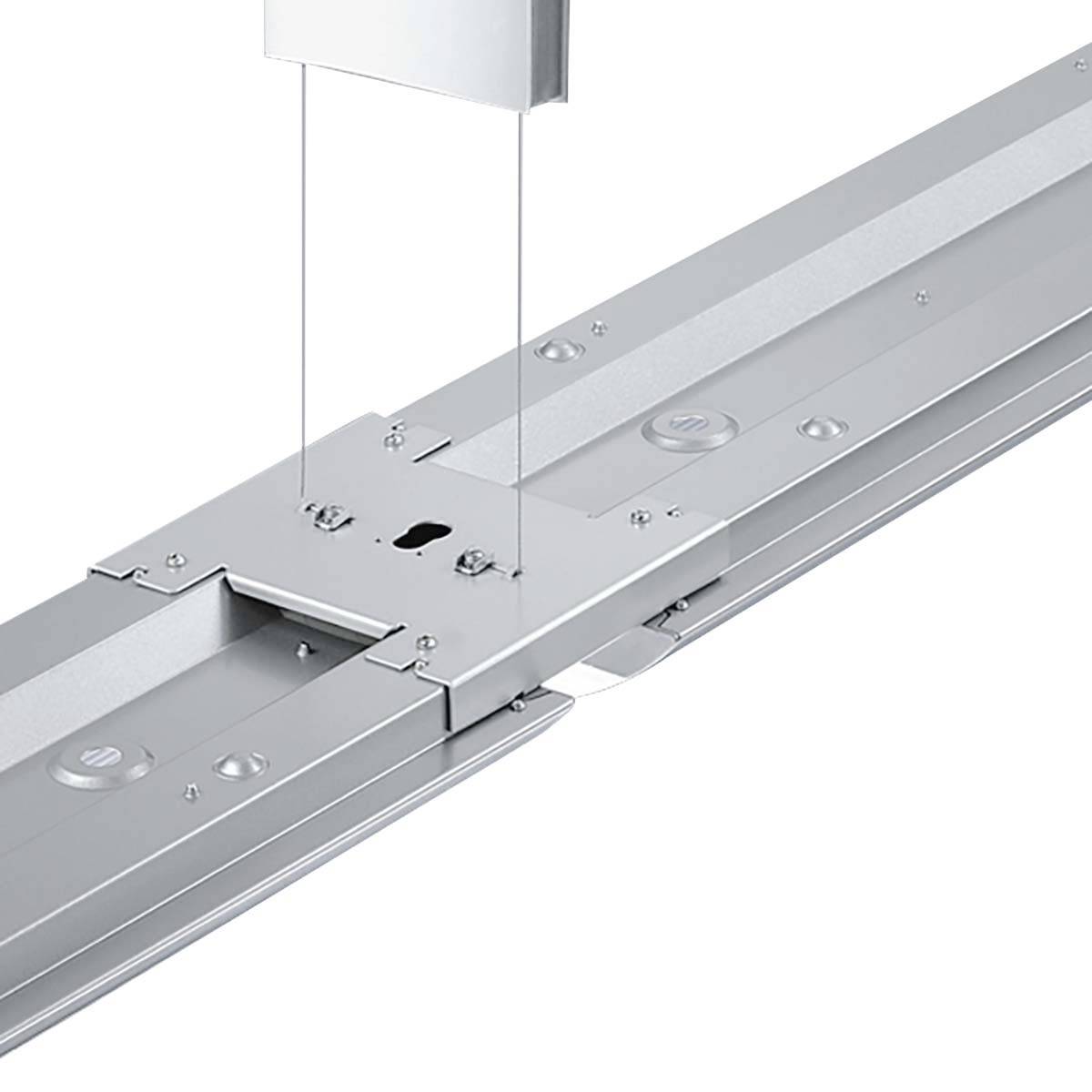 Metallener Befestigungsmechanismus an einer Deckenschiene. Zwei Kabel sind am Mechanismus angebracht, die von der Decke hängen.