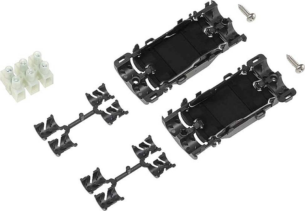 Zwei schwarze Kunststoff-Chassis für Modellautos mit zusätzlichen Kleinteilen und Schrauben, auf hellem Hintergrund ausgebreitet.