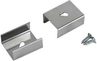 Zwei metallische Clips mit einem lochförmigen Ausschnitt, die zur Befestigung von Paneelen oder Platten genutzt werden können.