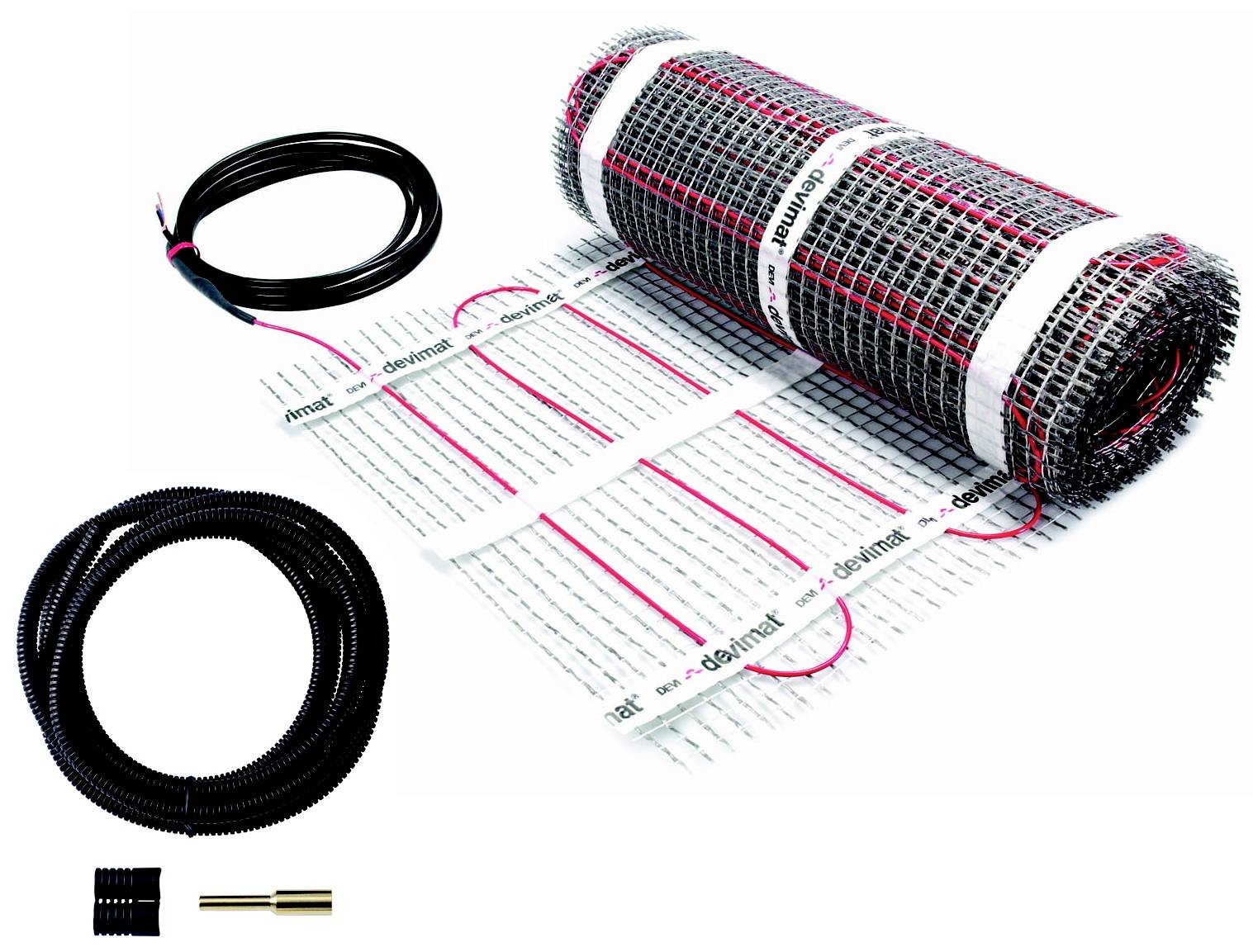 Fußbodenheizungssystem: Ausgerollte Heizmatte, elektrisches Kabel, Schutzrohr und Temperatursensor.  Ideal für gleichmäßige Wärmeverteilung.