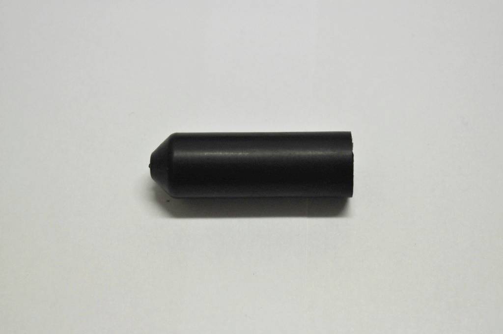 Ein schwarzer zylindrischer Stift liegt horizontal auf einem weißen Hintergrund.