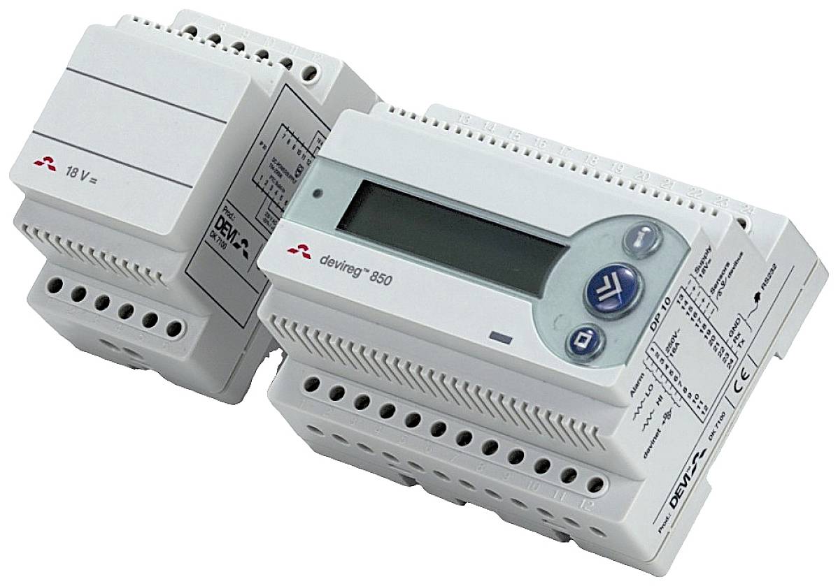 Ein digitales Steuergerät mit Display und mehreren Anschlussklemmen, verwendet für die Steuerung elektrischer Systeme.