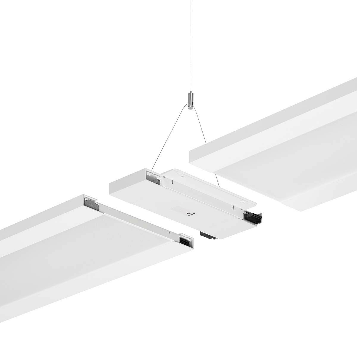 Ein weißes, rechteckiges Leuchtenmodul wird zwischen zwei identische Module an einer Decke installiert, gehalten von einem Drahtseil.