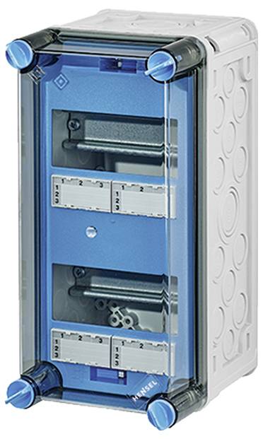 Blauer Klemmenkasten mit transparentem Deckel und seitlichen Befestigungen. Enthält sichtbare elektrische Anschlussklemmen.