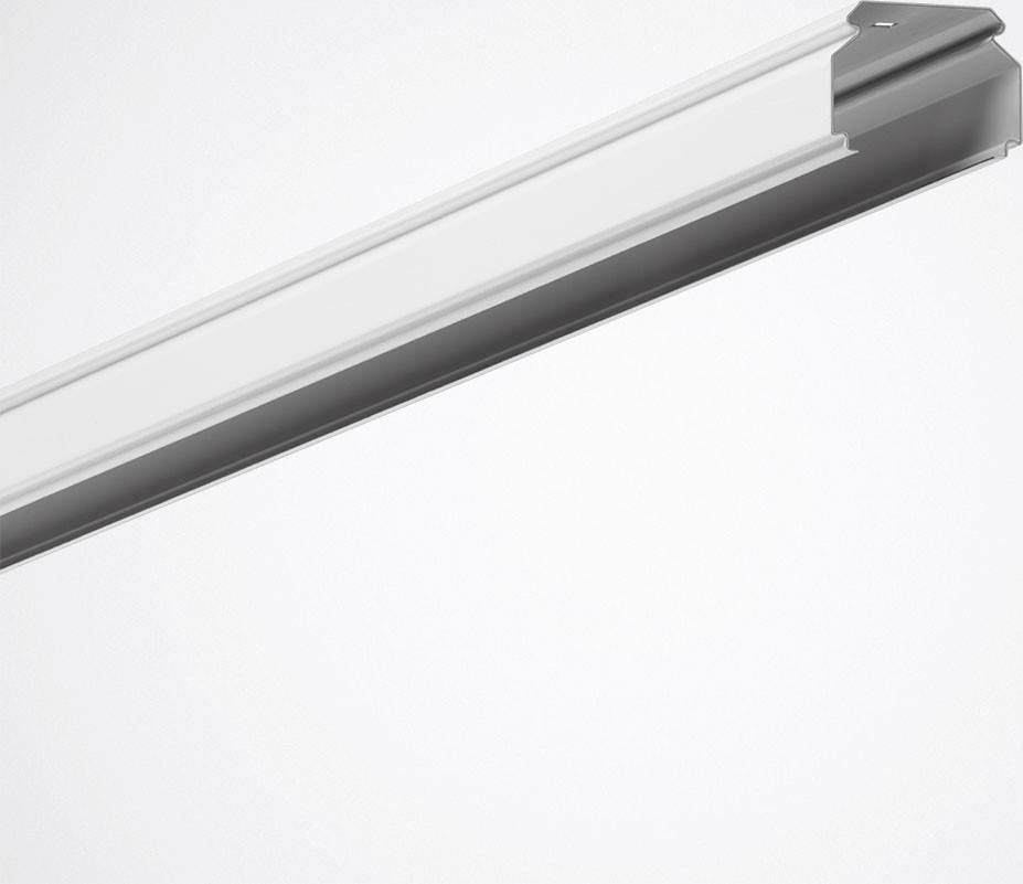 Eine lange, rechteckige LED-Leuchte hängt schräg von der Decke. Die Lampe ist silbern mit einer weißen Abdeckung.