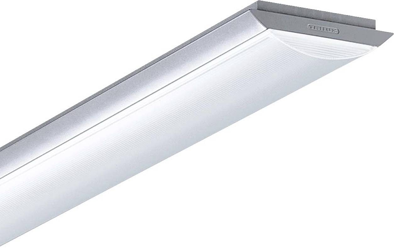 Silberne, längliche Leuchte mit leicht gewölbtem Kunststoffdiffusor und bündiger Deckenmontage. Ideal für gleichmäßige Lichtverteilung.