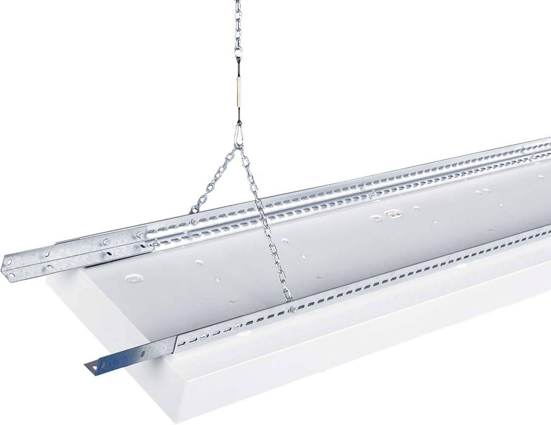 Ein rechteckiges LED-Paneel ist an der Decke mit einer Kette aufgehängt. Es hat einen weißen Rahmen und ist für Bürobeleuchtung geeignet.