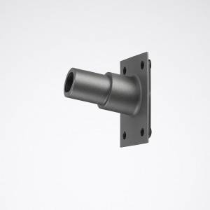 Metallisches Wandanschlussstück mit einem runden Rohr, befestigt auf einer rechteckigen Platte mit vier Schraubenlöchern.