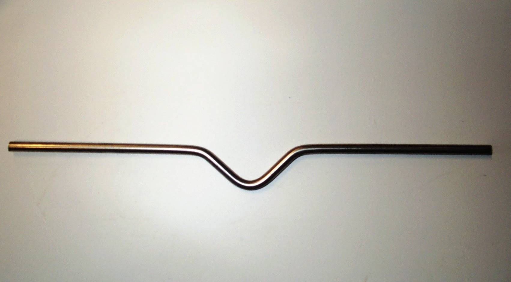 Ein Metallrohr mit einem S-förmigen Bogen in der Mitte vor einem weißen Hintergrund.