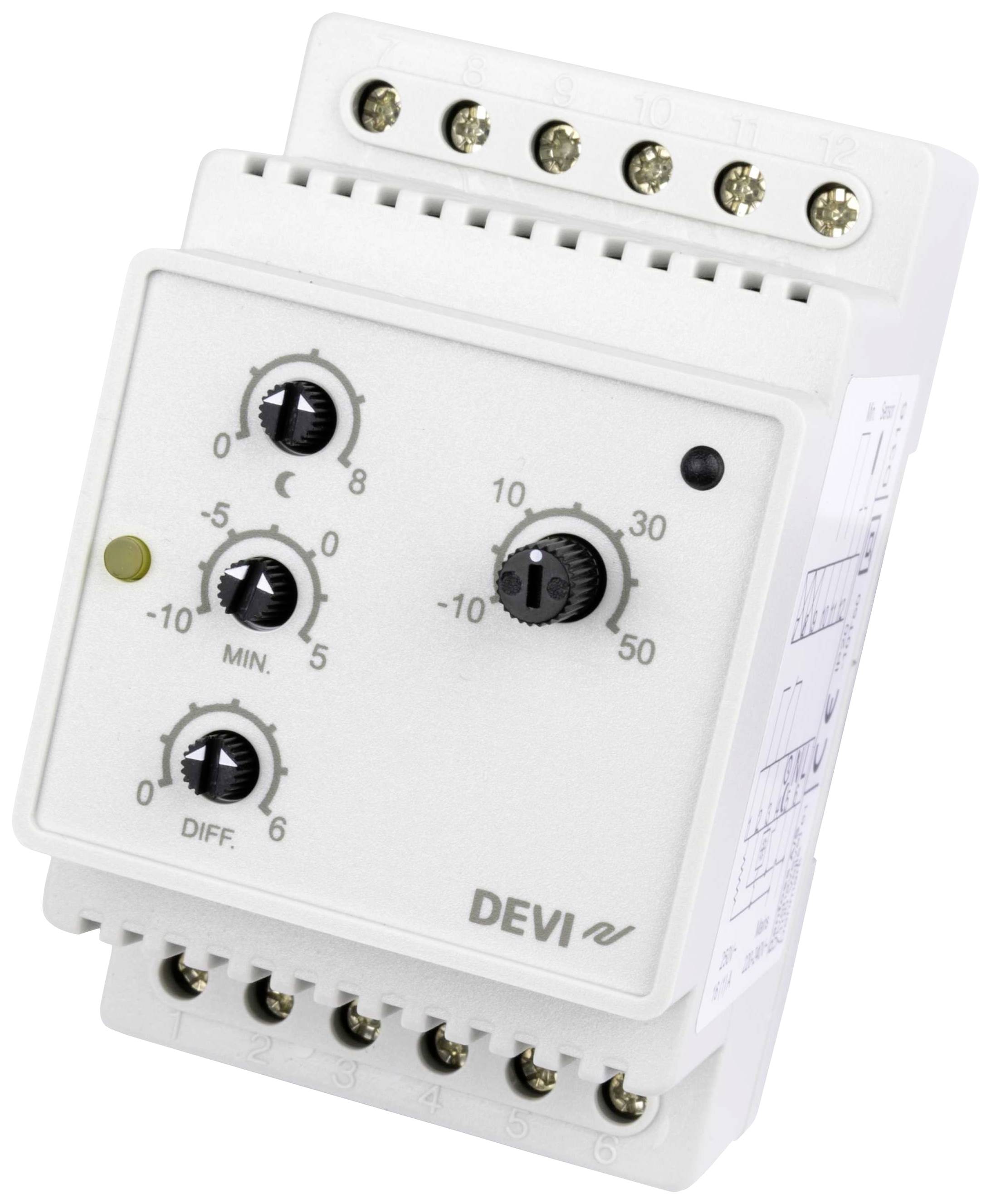 Ein weißer elektronischer Thermostat mit mehreren Drehreglern und Schraubklemmen. Markenname 