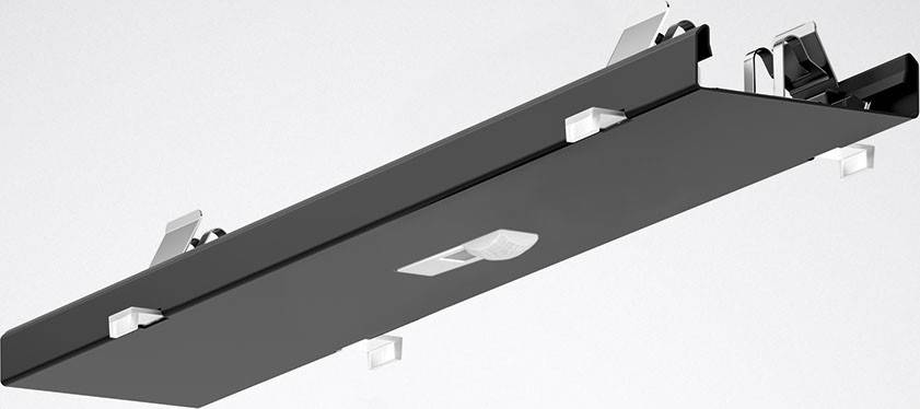 Eine schwarze LED-Leuchte mit rechteckigem Design an einer hellen Decke; moderne Beleuchtungselemente für Innenräume.