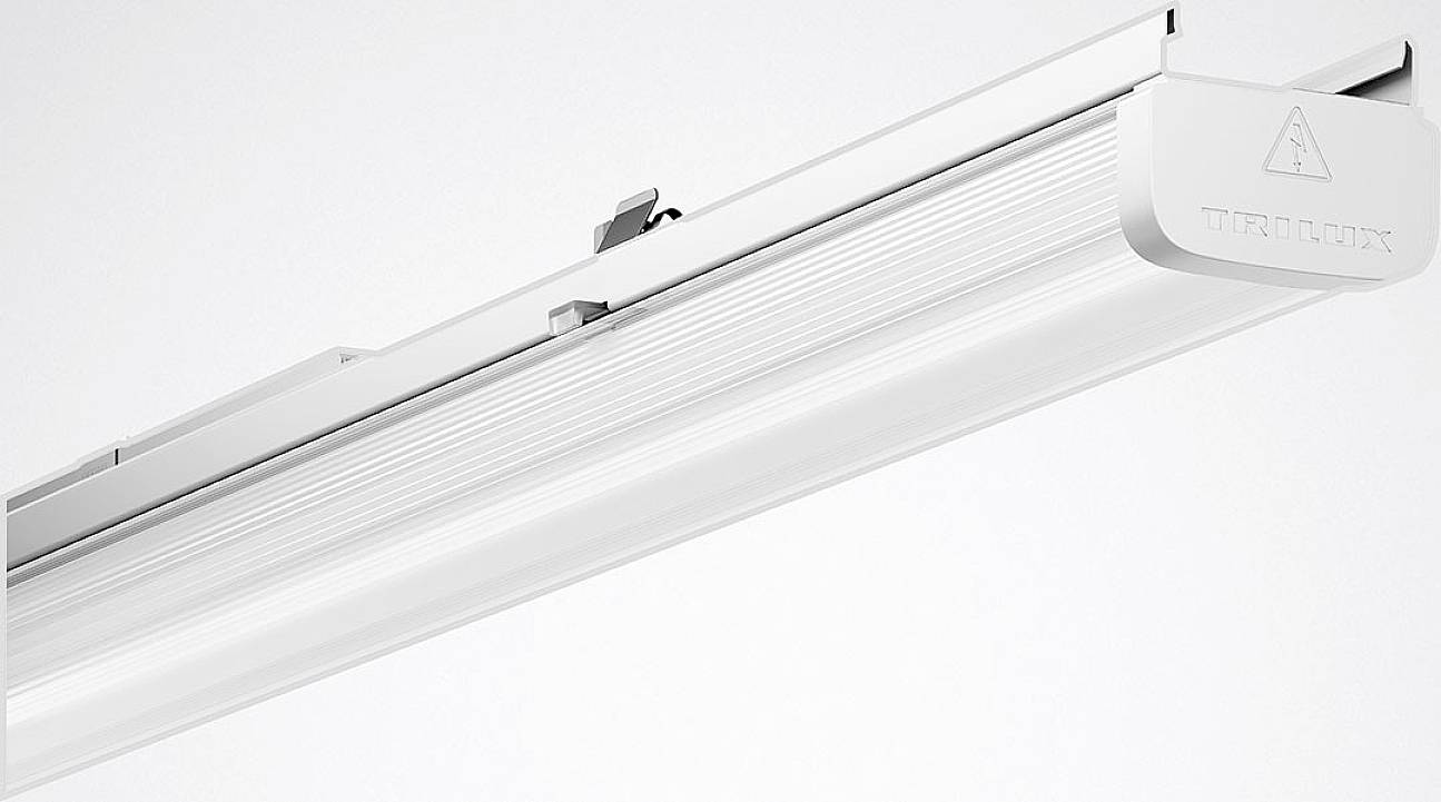 Weiße LED-Leuchte in schlichten Design mit rechteckiger Form, montiert an einer Decke, geeignet für Büro- oder Industriebeleuchtung.