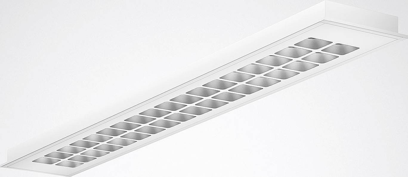 Ein rechteckiges Deckenpanel mit mehreren quadratischen Leuchten, montiert an einer weißen Decke, leuchtet hell.