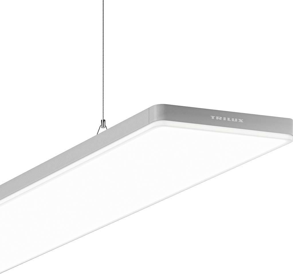 Eine rechteckige, hängende LED-Deckenleuchte mit der Aufschrift 'TRILUX', die weißes Licht ausstrahlt.