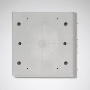 Graues, quadratisches Gehäuse mit sechs sichtbaren Schraubenlöchern und einer strukturierten Oberfläche auf einem weißen Hintergrund.