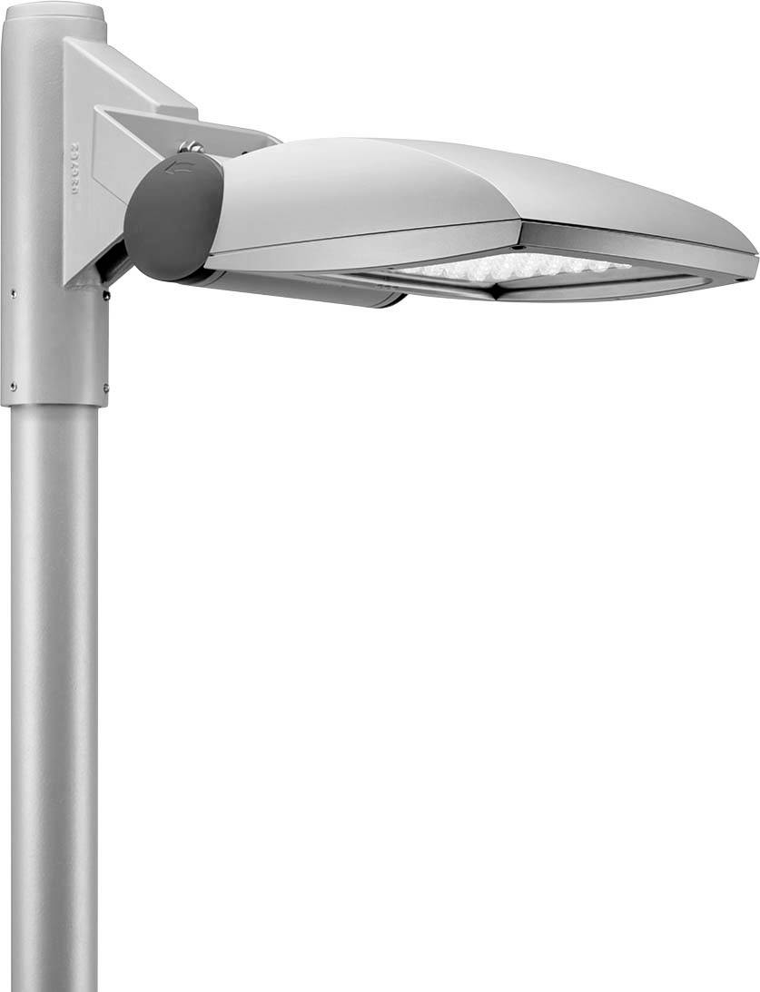 Eine moderne Straßenlaterne mit einem schlanken, silbernen Design und einer rechteckigen LED-Leuchte oben auf einem runden Mast.