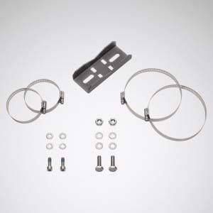 Metallteile-Set mit Klammern, Schrauben und Muttern auf einer hellen Oberfläche.