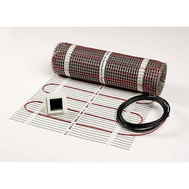 Fußbodenheizungsmatte mit Thermostat und Kabel, aufgerollt und teilweise ausgerollt, zeigt das Heizelement in einem Gittermuster.