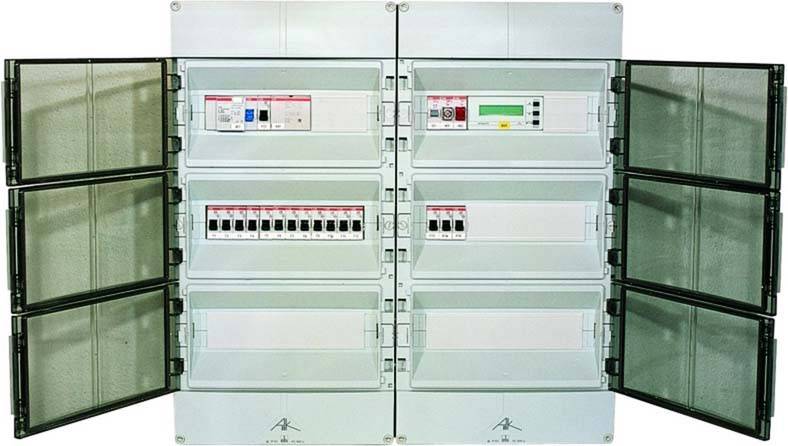 Elektrischer Sicherungskasten mit mehreren Schaltern und Anzeigen zur Steuerung und Überwachung von Stromkreisen.