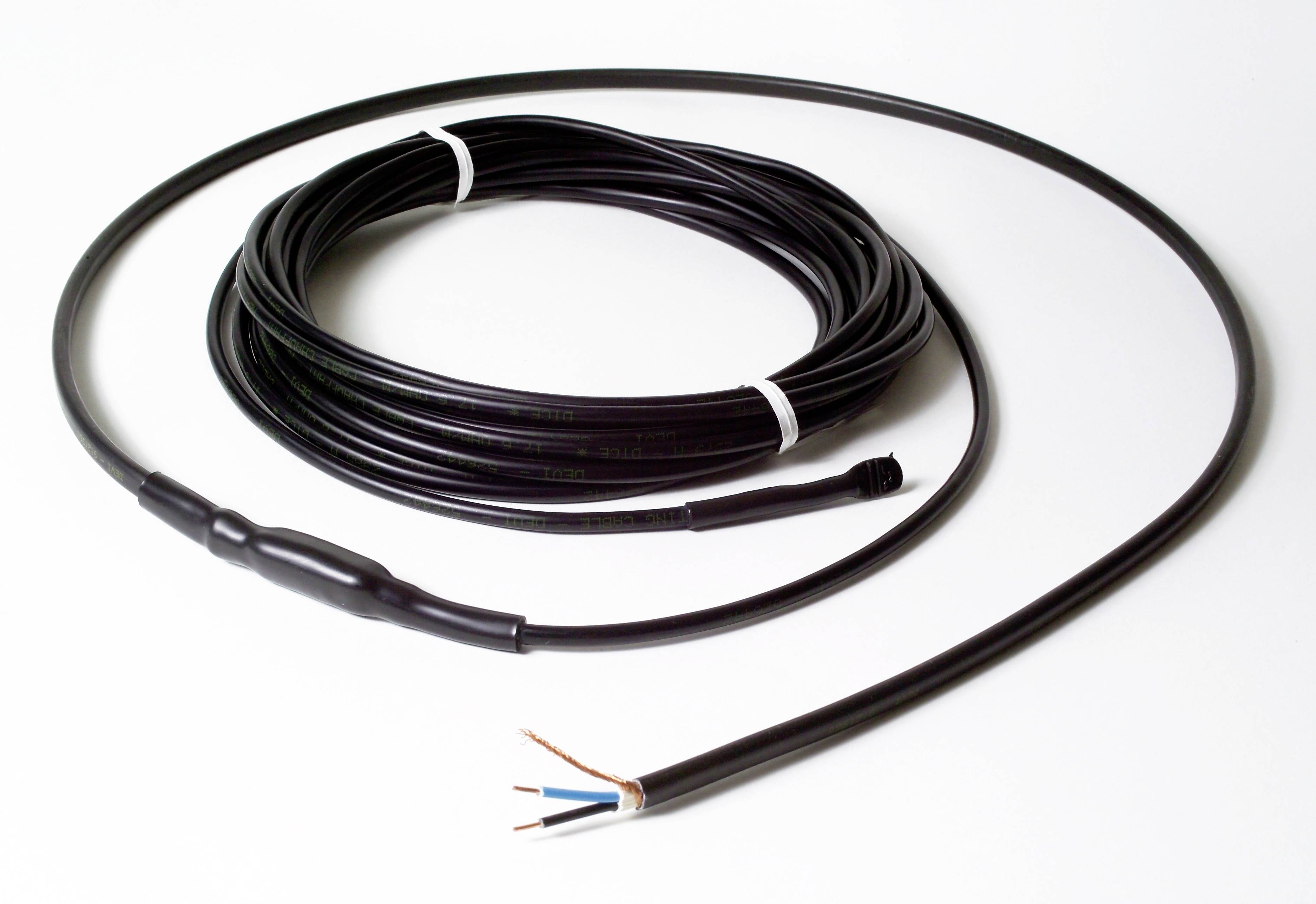 Schwarzes, langes Kabel aufgerollt, mit offenen Drahtenden, auf weißem Hintergrund. Ein Ende ist isoliert, das andere zeigt Kupferadern.