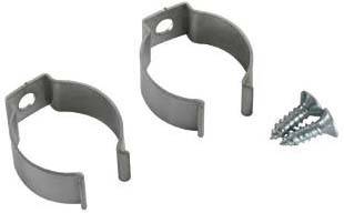 Zwei metallische Rohrschellen und ein kleineres Bauteil zur Befestigung von Rohren sind auf einem weißen Hintergrund zu sehen.