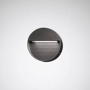Runde schwarze Außenwandleuchte mit gerillter Abdeckung und integriertem LED-Licht. Modernes Design für Gartenbeleuchtung.