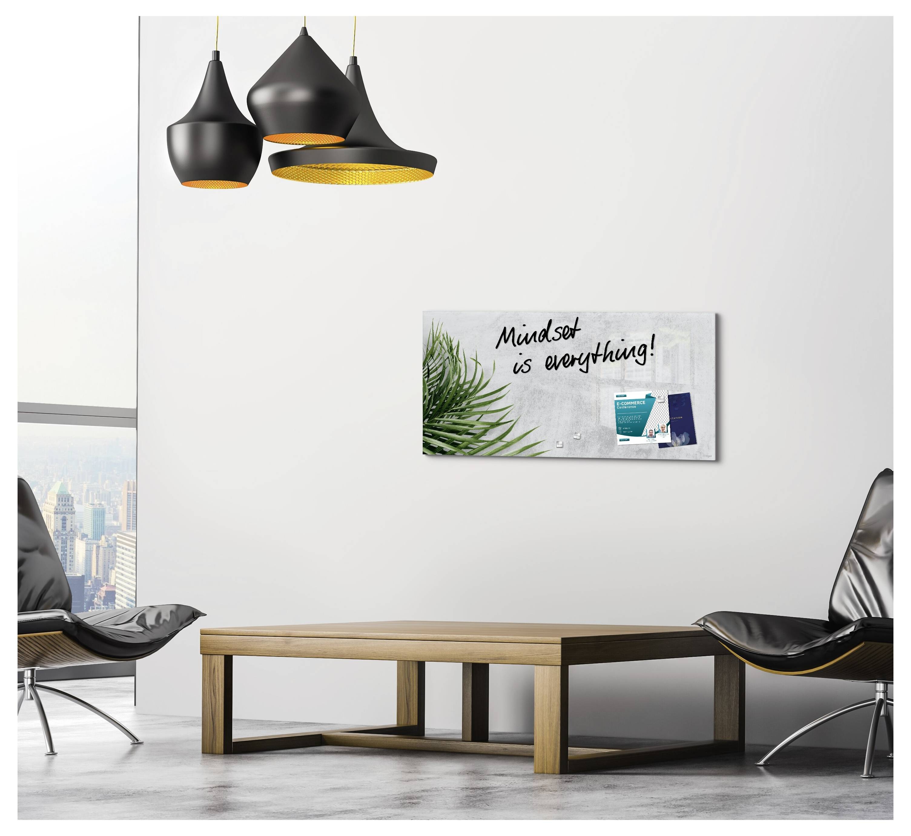 Modernes minimalistisches Büro-Lounge mit zwei schwarzen Stühlen, einem Holztisch, Pendelleuchten und einem Wandschild mit der Aufschrift „Mindset ist alles!"