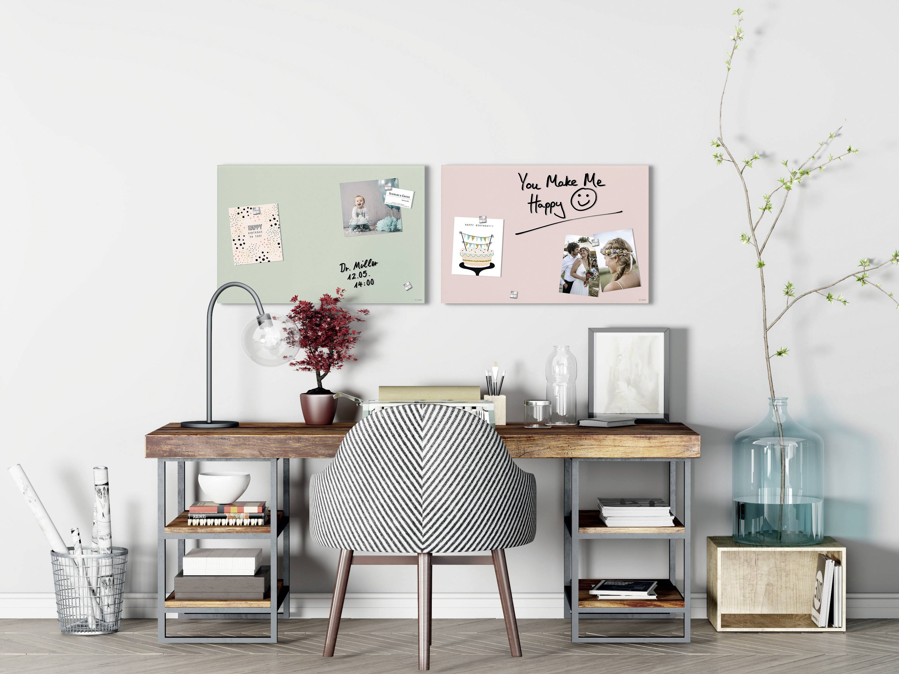 Moderner Schreibtisch mit Stuhl, Pflanze, Lampe und zwei Pinnwänden. Auf den Pinnwänden sind Fotos und Notizen zu sehen.