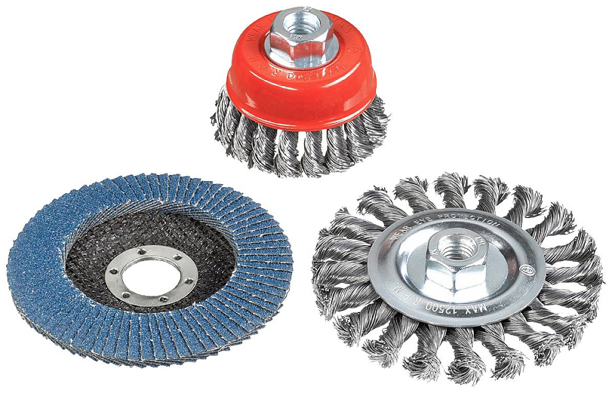 Drei verschiedene Schleifwerkzeuge: Eine rote Rundbürste, ein blauer Schleifteller und eine silberne Topfbürste, jeweils mit Metallborsten.