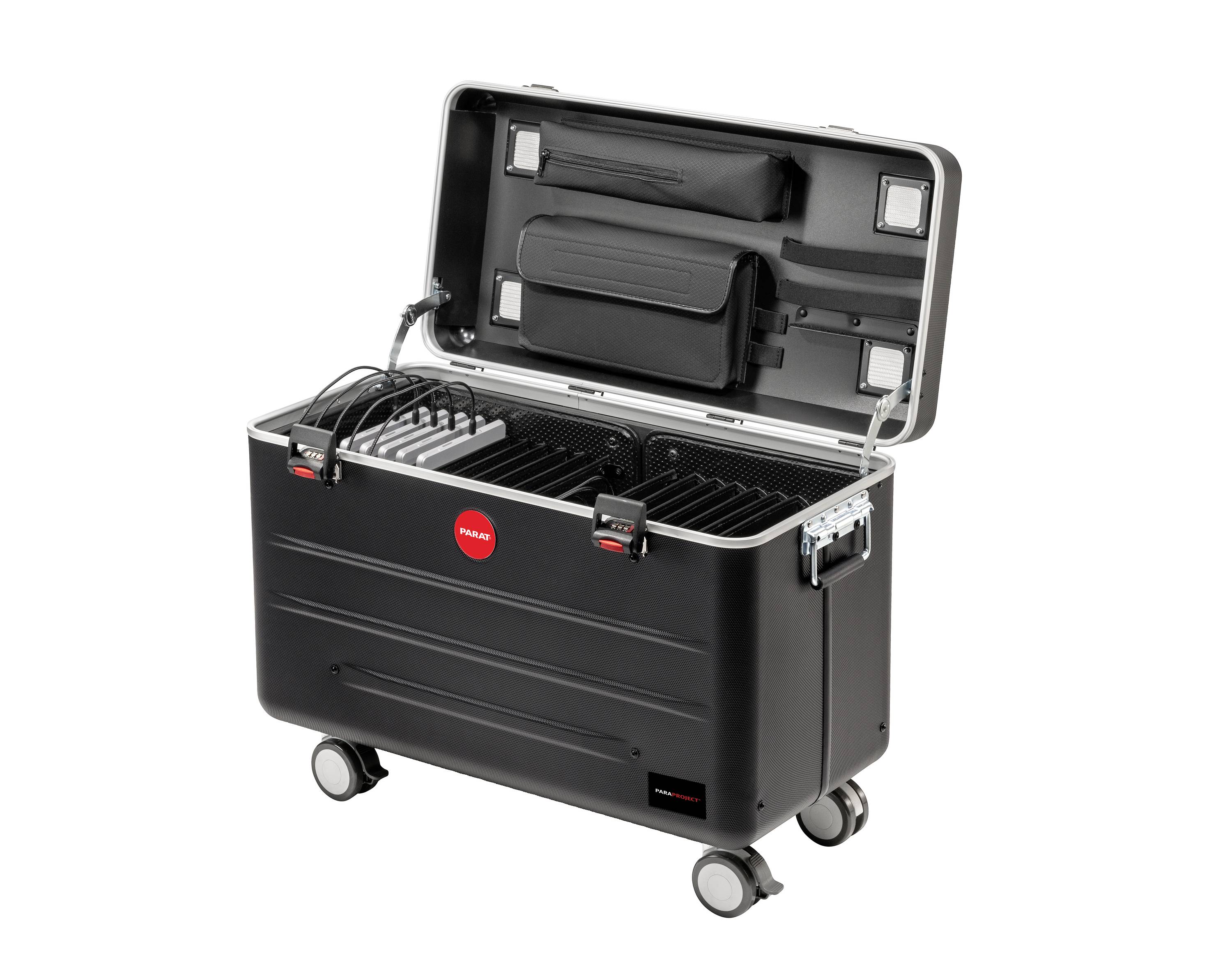 Geöffneter schwarzer Rollkoffer mit mehreren Tablet-Ladestationen und Kabeln, geeignet zum Laden und Transportieren von Geräten.