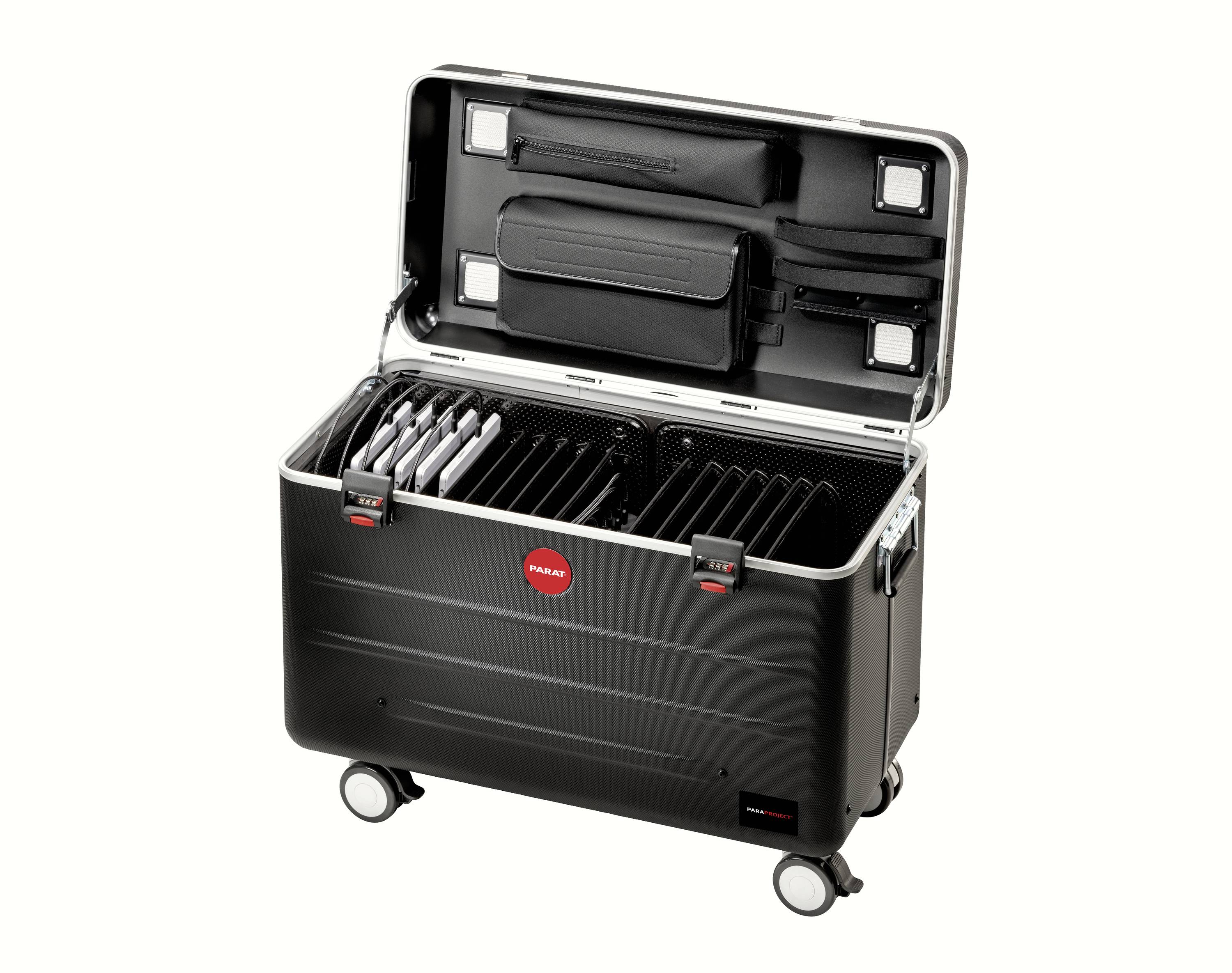 Ein schwarzer, geöffneter Koffer mit Rollen, unterteilt in mehrere Fächer zur Aufbewahrung von Geräten oder Zubehör.